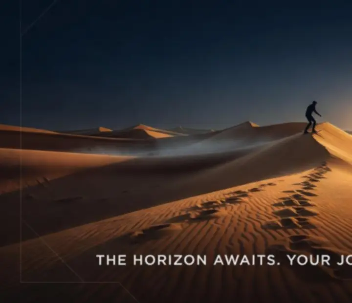 Sötét, filmes sivatagi táj Alto’s Odyssey hangulatával, a horizont felé vezető dűnékkel